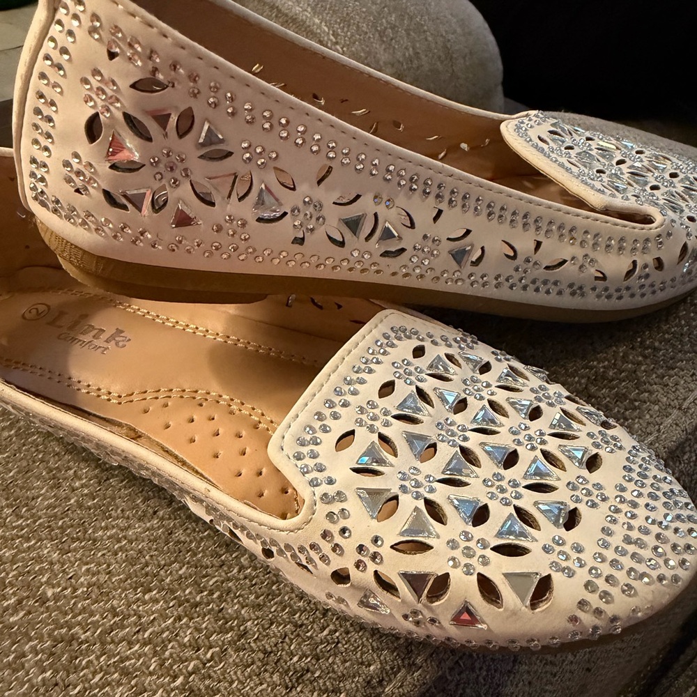 Link Comfort white ballet flats Shoes with Silver sequin Accents Size 2 like new